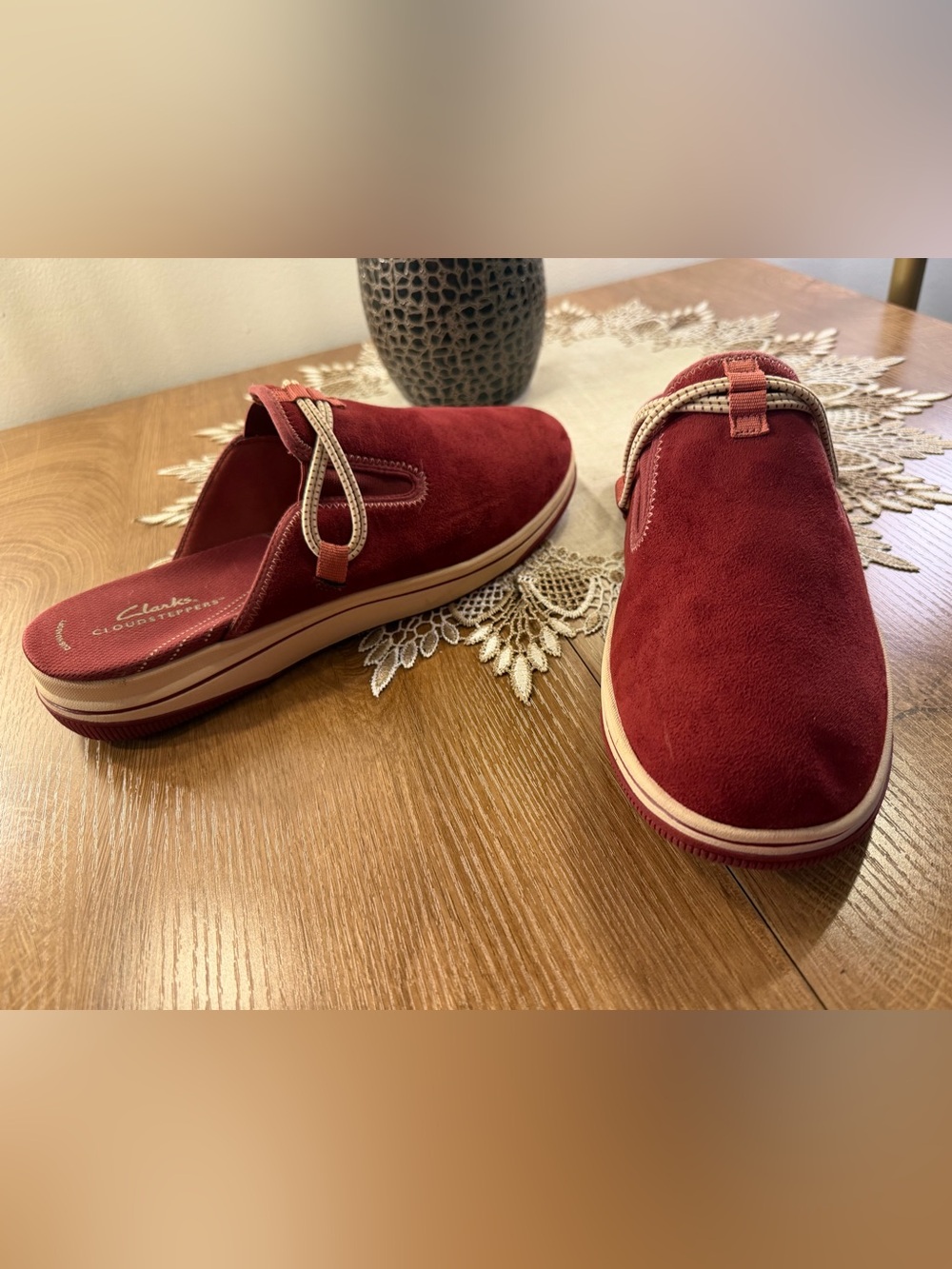 Women’s Clarks Clousteppers Burgundy Nubuck Leather Mules Elastic Decor 10M